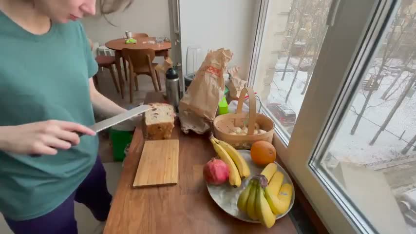 周末早餐：慢速俄语制作法式吐司与樱桃番茄 · 第7段