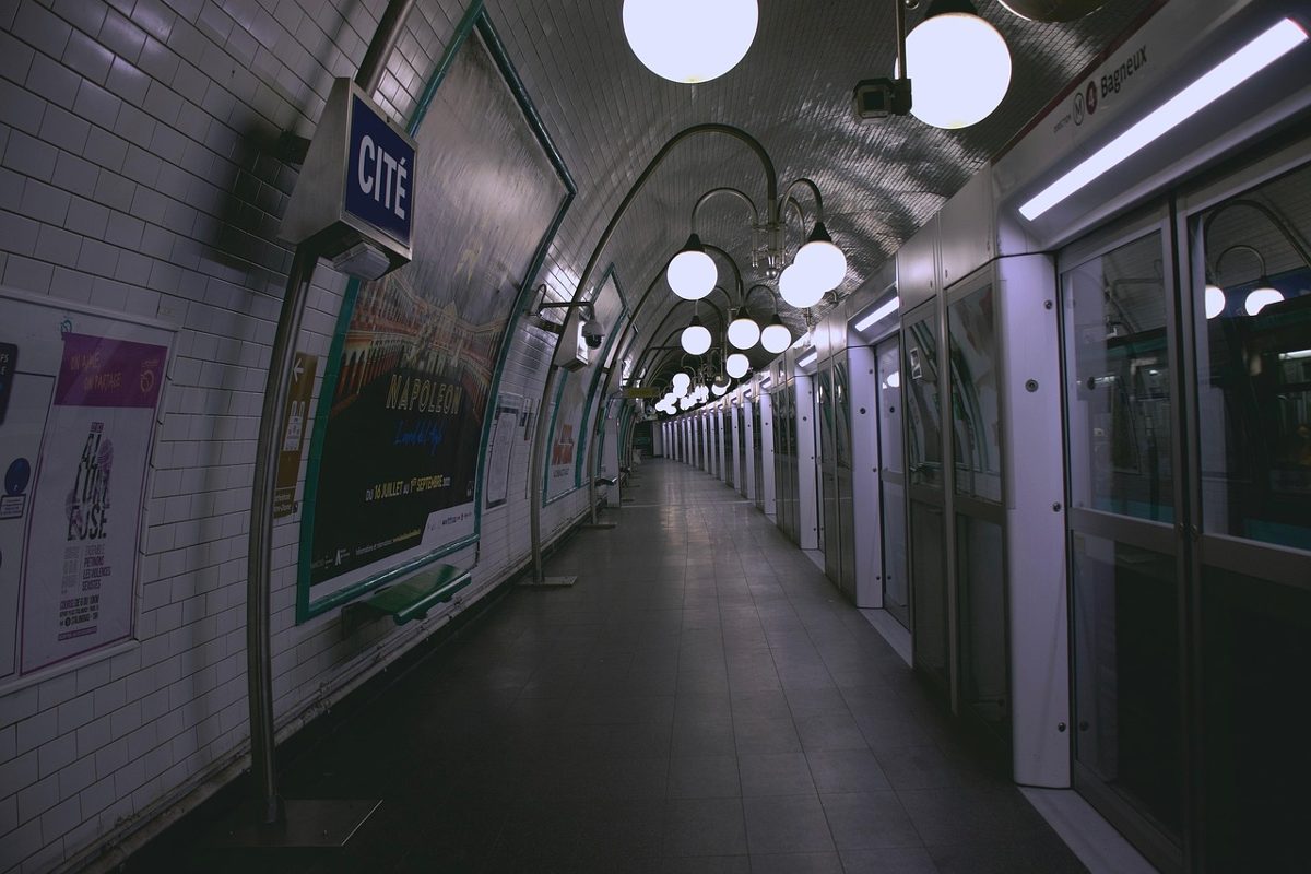 巴黎地铁里的新路线图：一张纸上的城市指南